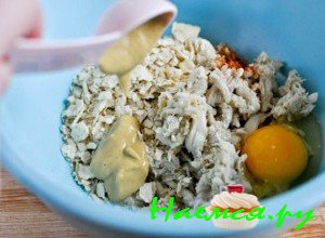 Смешайте крекеры, крабовое мясо,яйца и др ингредиенты - фото