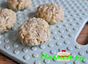 Ингредиенты перемешайте и слепите котлеты - фото
