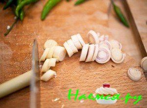 порежьте лимонграсс кружочками - фото