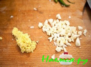 Измельчите чеснок и имбирь - фото