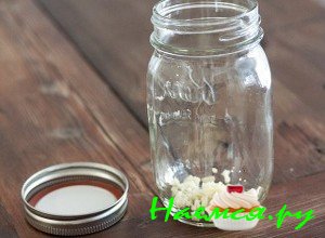 Измельчите чеснок и положите в банку - фото