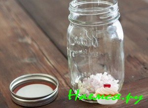 Почистите лук и также отправьте в банку - фото