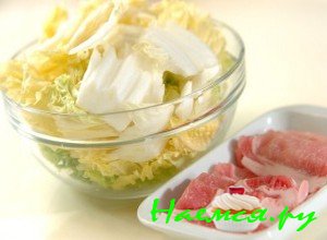 промойте свинину и разорвите листки китайской капусты - фото