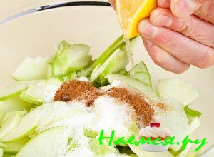 порежьте яблоки и засыпьте сахаром - фото