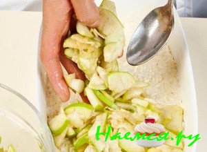 выложите десерт в форму для выпекания