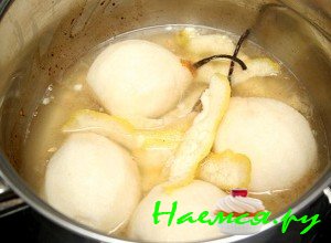 Отварите груши в ёмкости с сиропом - фото