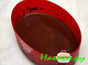 влейте в растопленный шоколад коньяка