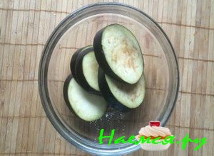 порежьте баклажаны - фото