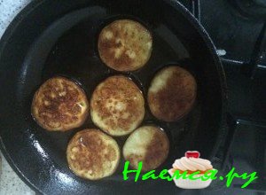 обжарьте кружочки баклажанов - фото