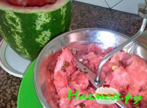 Отделите мякоть арбуза от косточек - фото