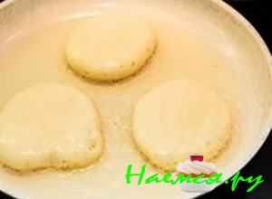 Обжарьте оладьи на сковородке - фото