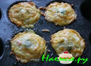 Кексы с беконом и помидорами