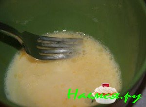 Взбейте яйца, масло и молоко - фото