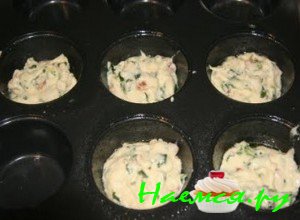 выложите кексы в формочки для запекания - фото