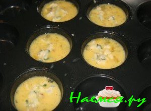 Влейте яичную массу в формы с кексами - фото