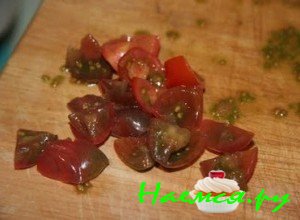 Порежьте помидоры - фото