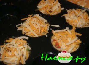 Засыпьте сверху кексы сыром - фото