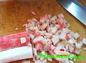 Нарежьте крабовые палочки - фото