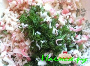 В ёмкость положите зелень и крабовое мясо