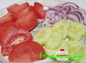 порежьте овощи для салата - фото