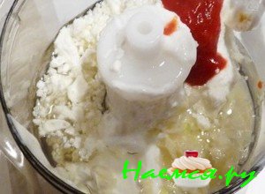 остальные ингредиенты положите в кухонный комбайн 