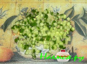 Порежьте огурцы - фото