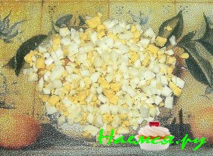 Порежьте яйца на окрошку - фото