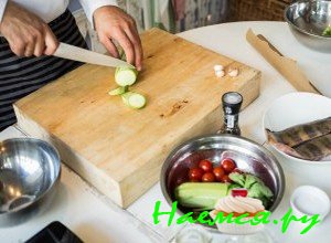 Порежьте кабачки кружочками - фото