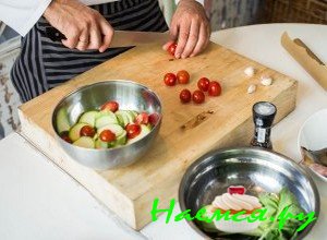 Порежьте помидоры напополам - фото