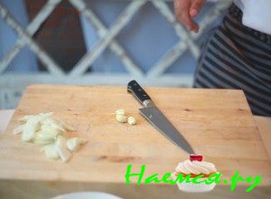 Порежьте чеснок дольками - фото