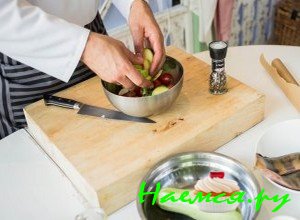 перемешайте овощи руками - фото