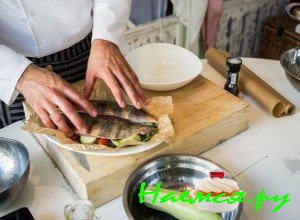 Готовое рыбное филе выложите на овощи - фото