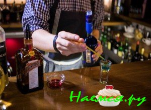 Добавьте в алкогольный коктейль апельсинового ликёра