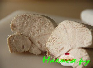 отварите куриное филе для салата с черносливом