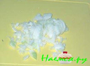 Нарежьте лук мелкими кусочками - фото