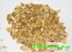 измельчите грецкие орехи для салата - фото