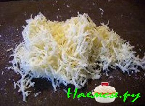 потрите на тёрке сыр для салата - фото