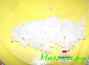 Нарежьте мелко лук - фото