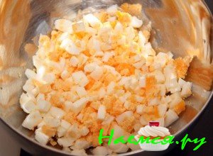 Порежьте яйца для салата с креветками - фото