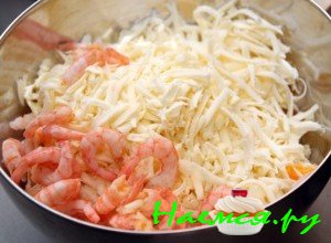 Потрите сыр на тёрке - фото