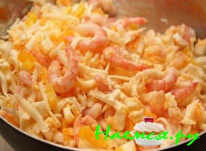 Порежьте перец в салат - фото