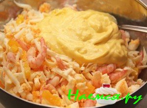 Заправьте салат с креветками чесночным майонезом