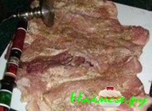 Отбейте говядину для мясного рулета - фото