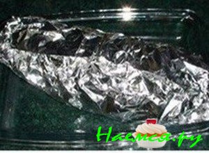 заверните мясной рулет в фольгу и отправьте выпекаться