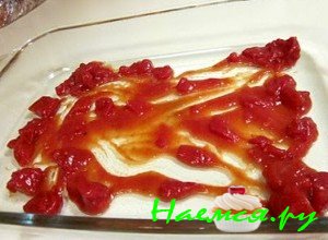 Смажьте дно формы для запекания соусом