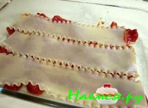 выложите на соус 3 лазаньи
