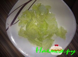 разорвите пекинскую капусту на листочки