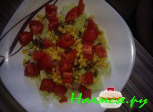 выложите помидоры в салат