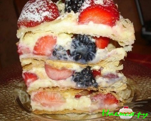 Слоеный ягодный торт фото