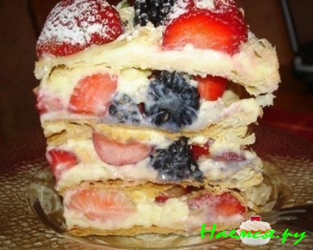 Слоеный ягодный торт